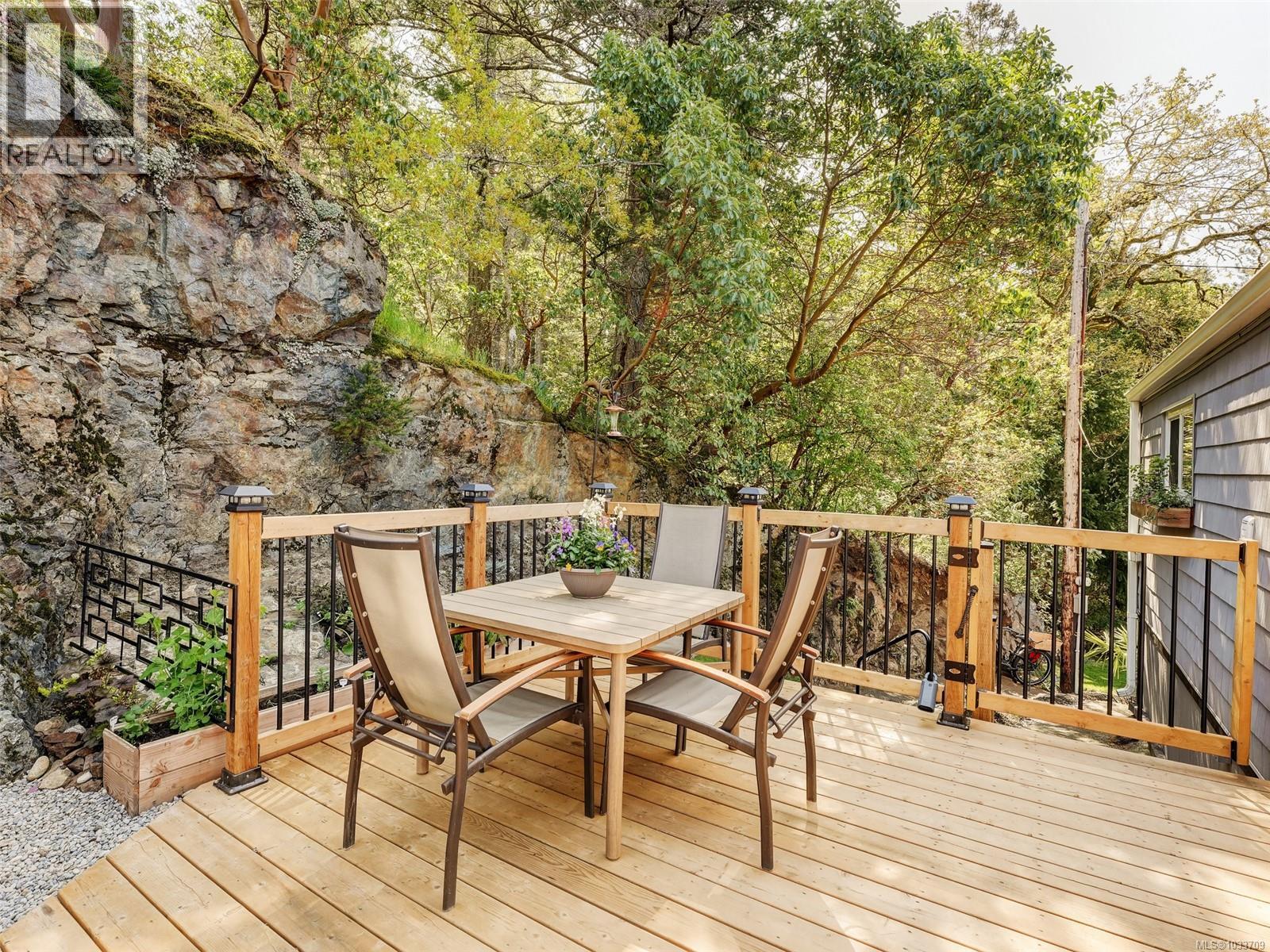 #25 2587 Selwyn Rd - 16