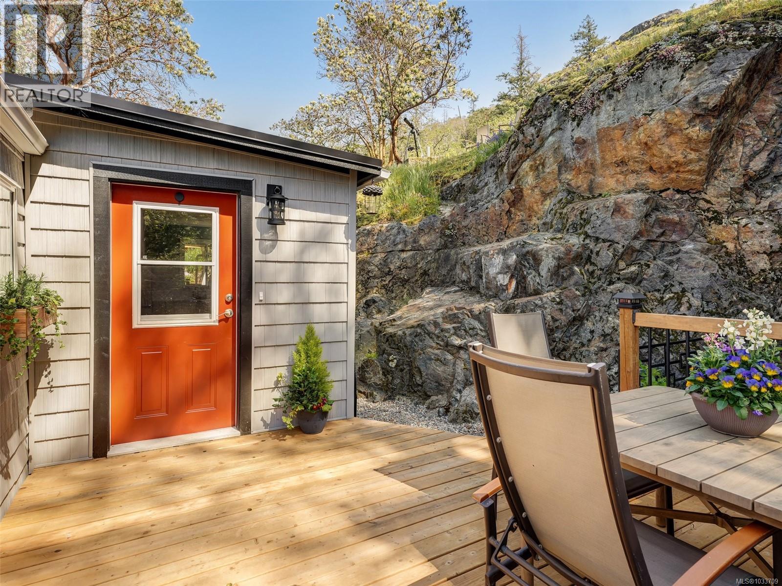 #25 2587 Selwyn Rd - 17