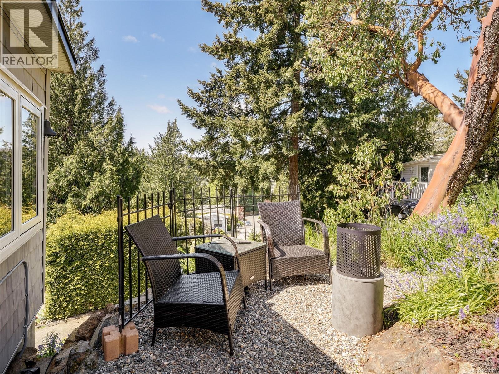 #25 2587 Selwyn Rd - 19