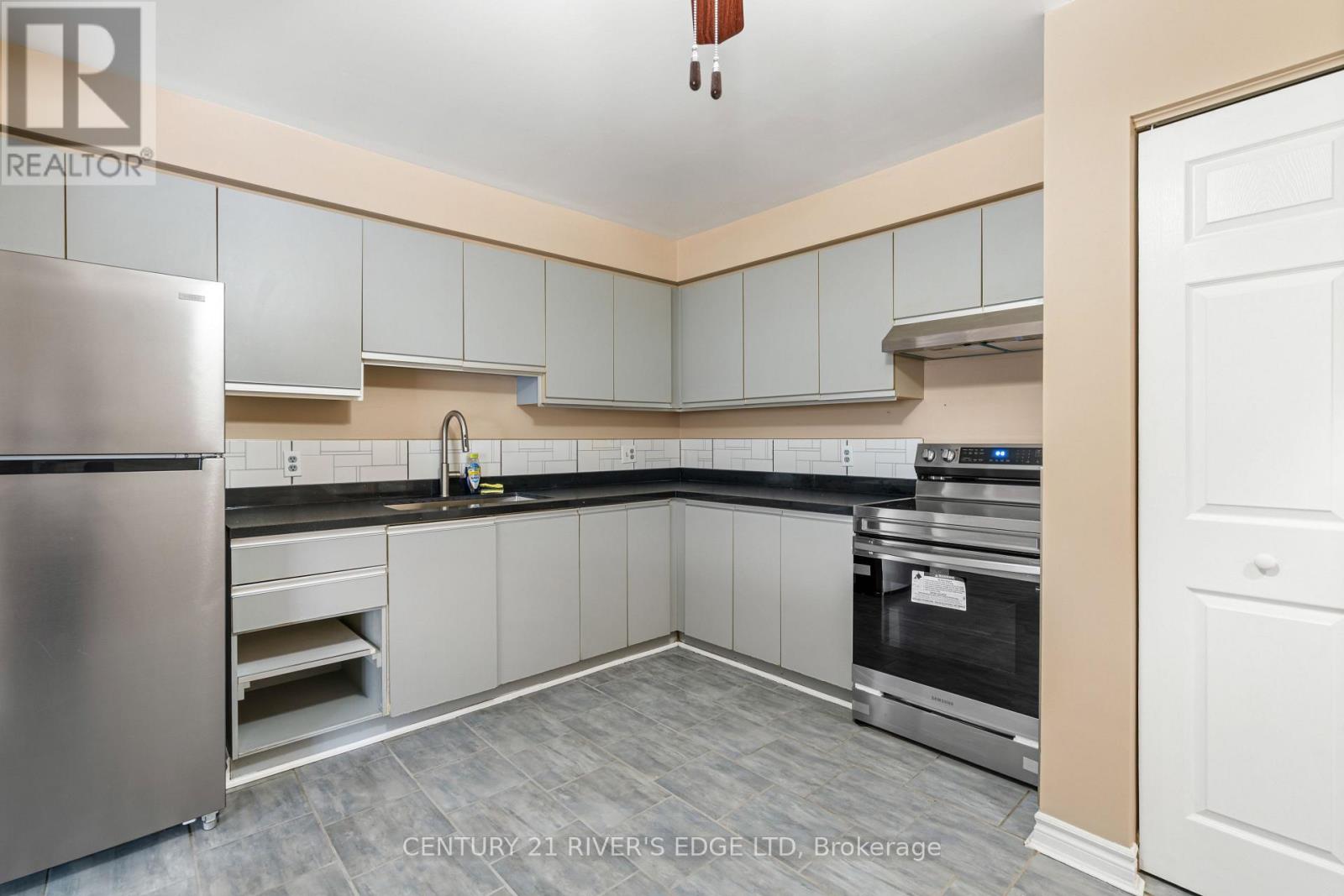 283 MELANIE AVENUE, Kingston (East Gardiners Rd), Ontario, K7M8C1 — Photo 5