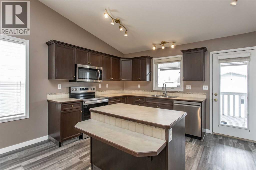 142 Robinson Avenue, Penhold