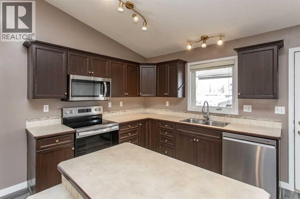 142 Robinson Avenue, Penhold