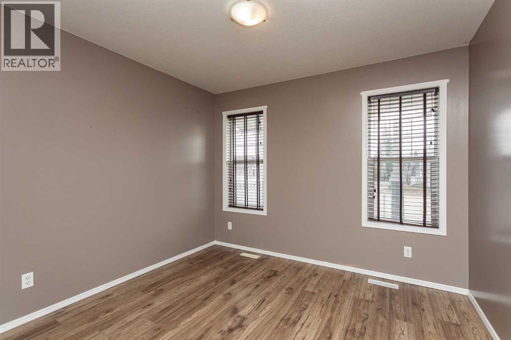 142 Robinson Avenue, Penhold