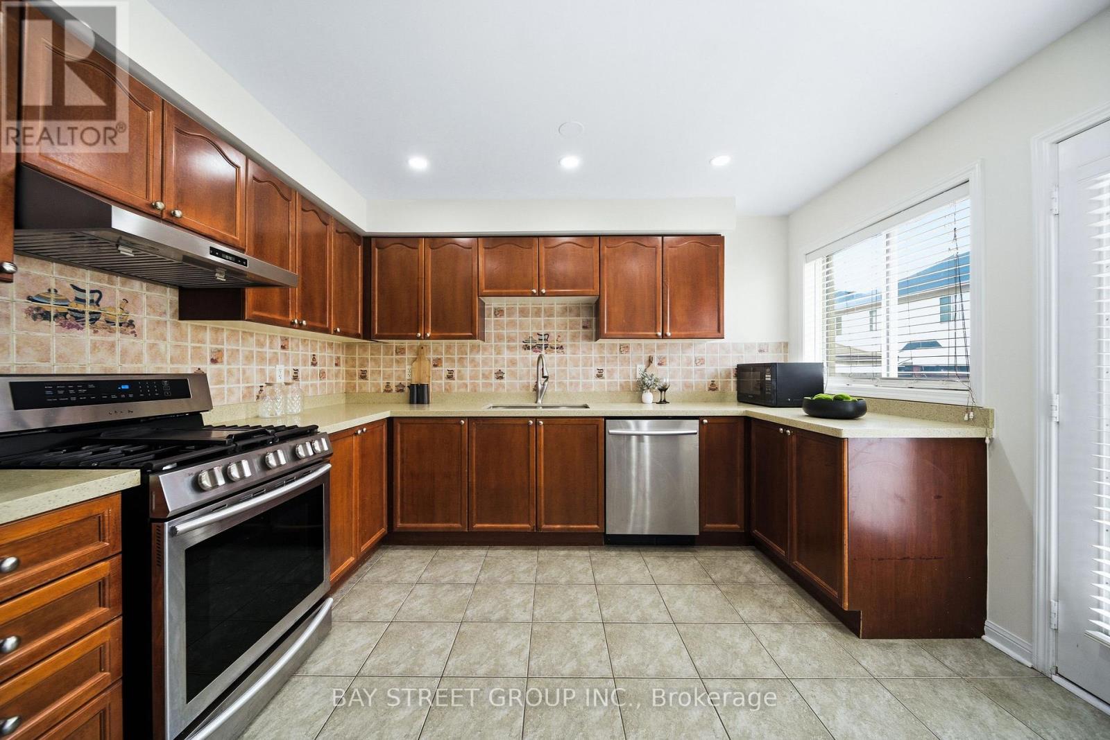 4 DECKER HOLLOW CIRCLE - 12