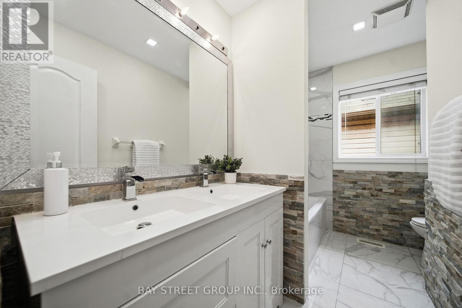 4 DECKER HOLLOW CIRCLE - 29