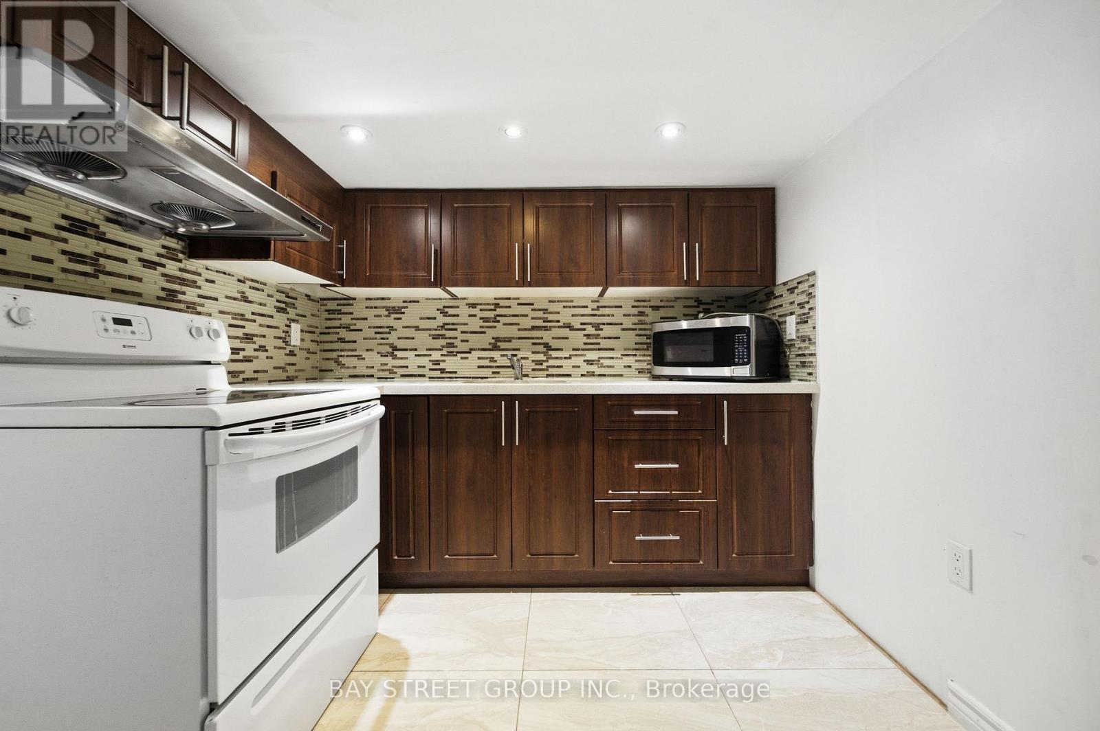 4 DECKER HOLLOW CIRCLE - 34