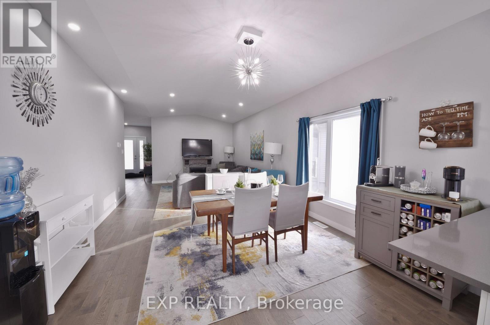 92 CHATEAUGUAY STREET - 10