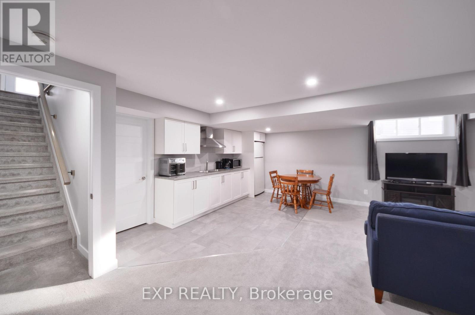 92 CHATEAUGUAY STREET - 11