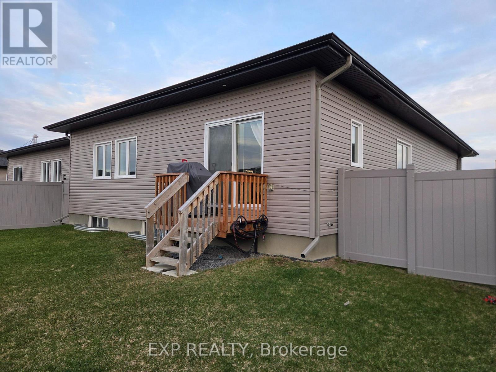 92 CHATEAUGUAY STREET - 23
