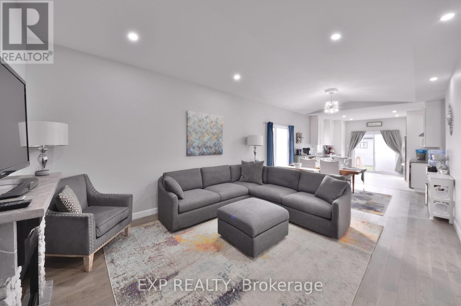 92 CHATEAUGUAY STREET - 6