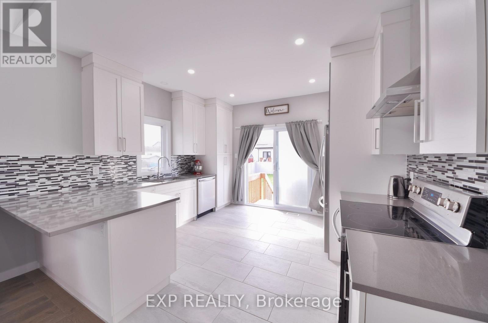 92 CHATEAUGUAY STREET - 8