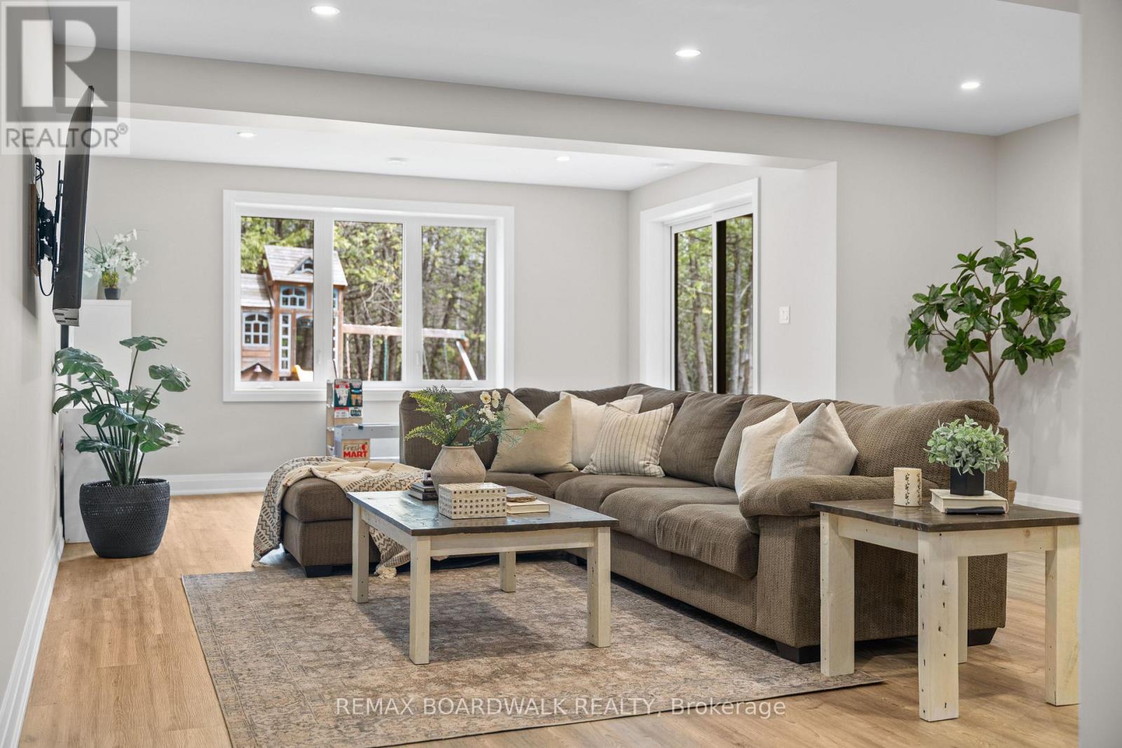 104 STONEWOOD DRIVE - 33