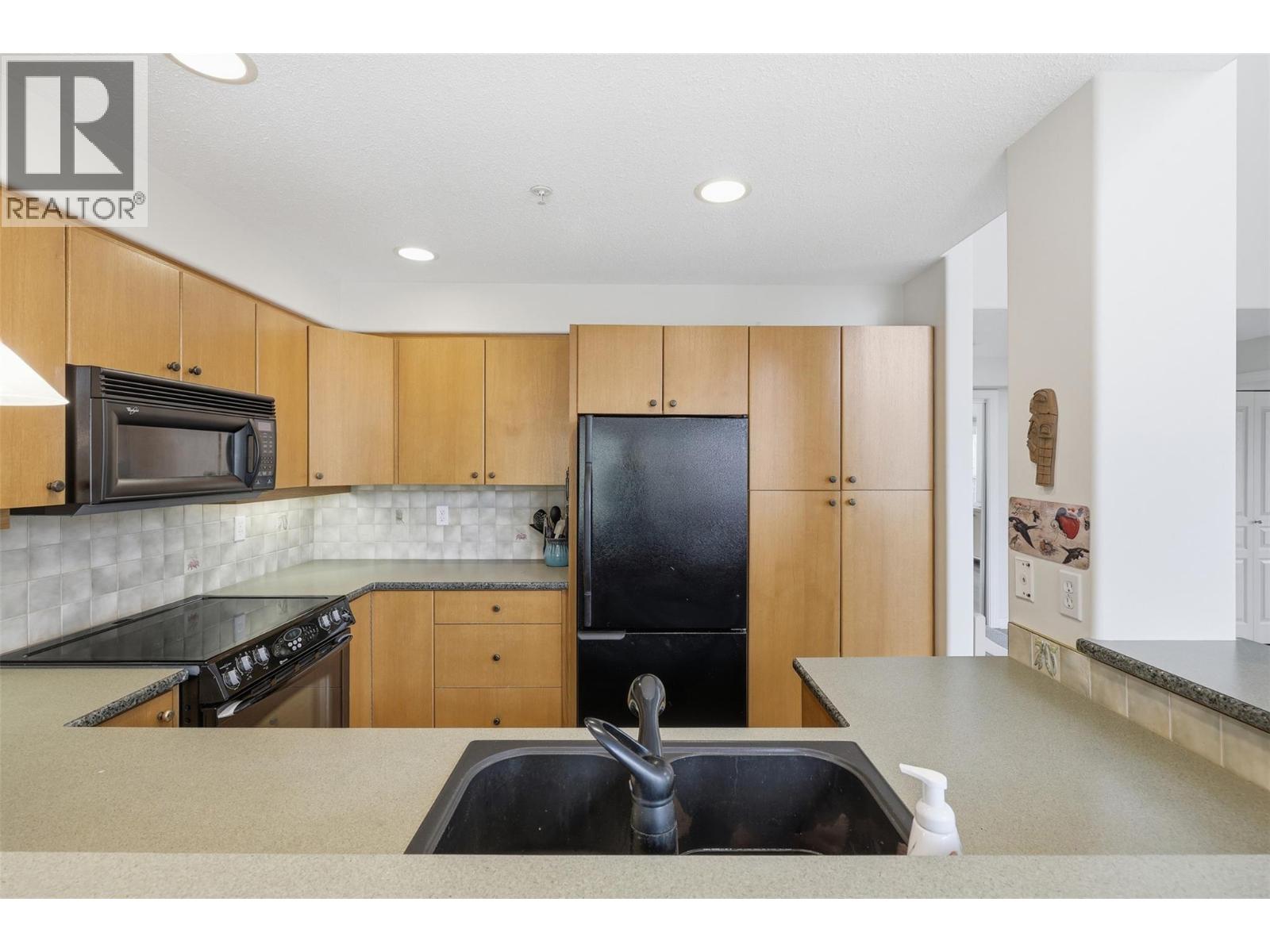 #407 950 LORNE Street - 5