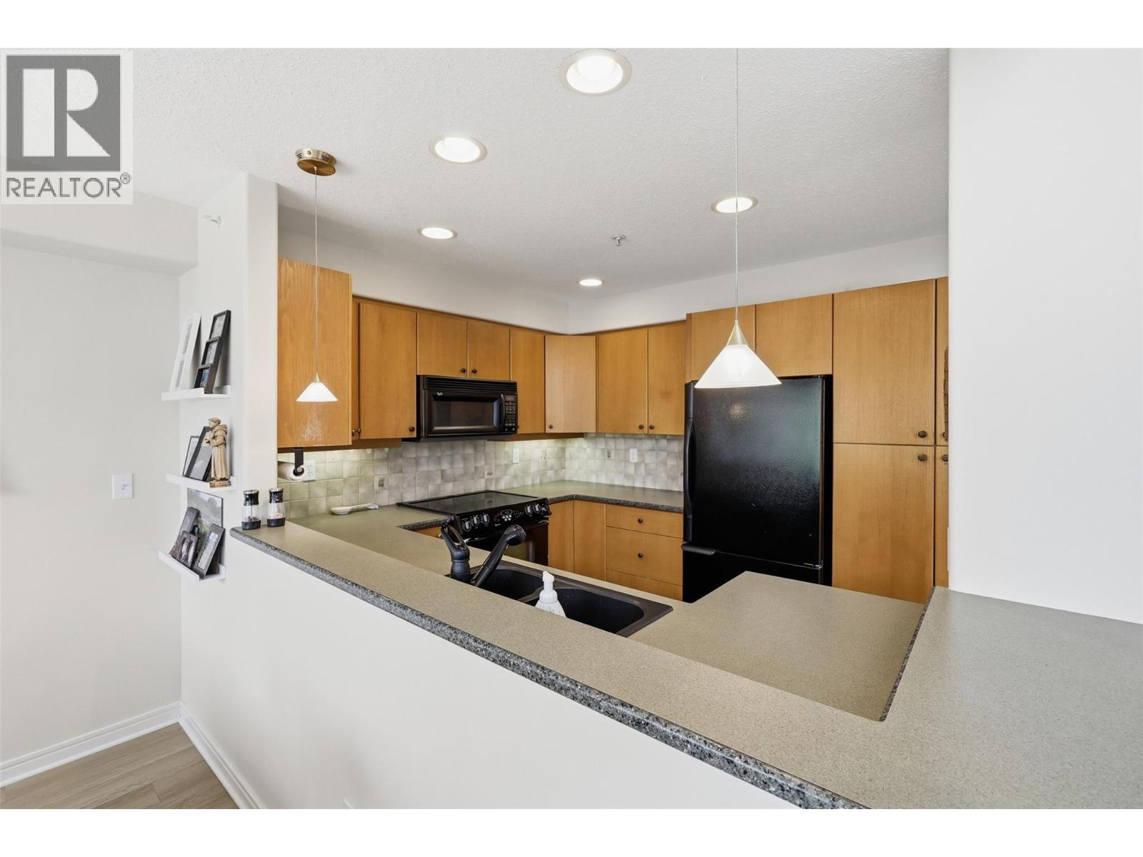 #407 950 LORNE Street - 4