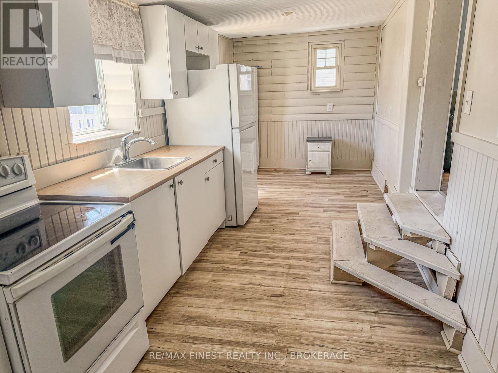 215 BROCK STREET - 7