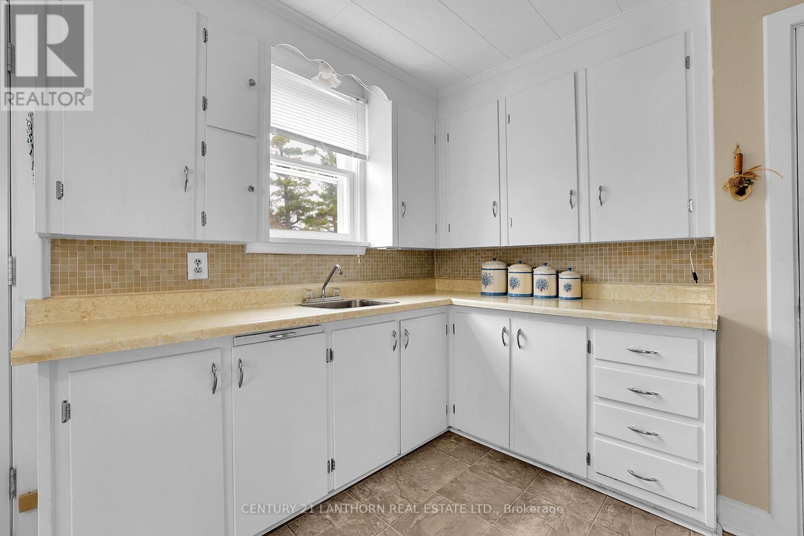 229 ST LAWRENCE STREET W - 9