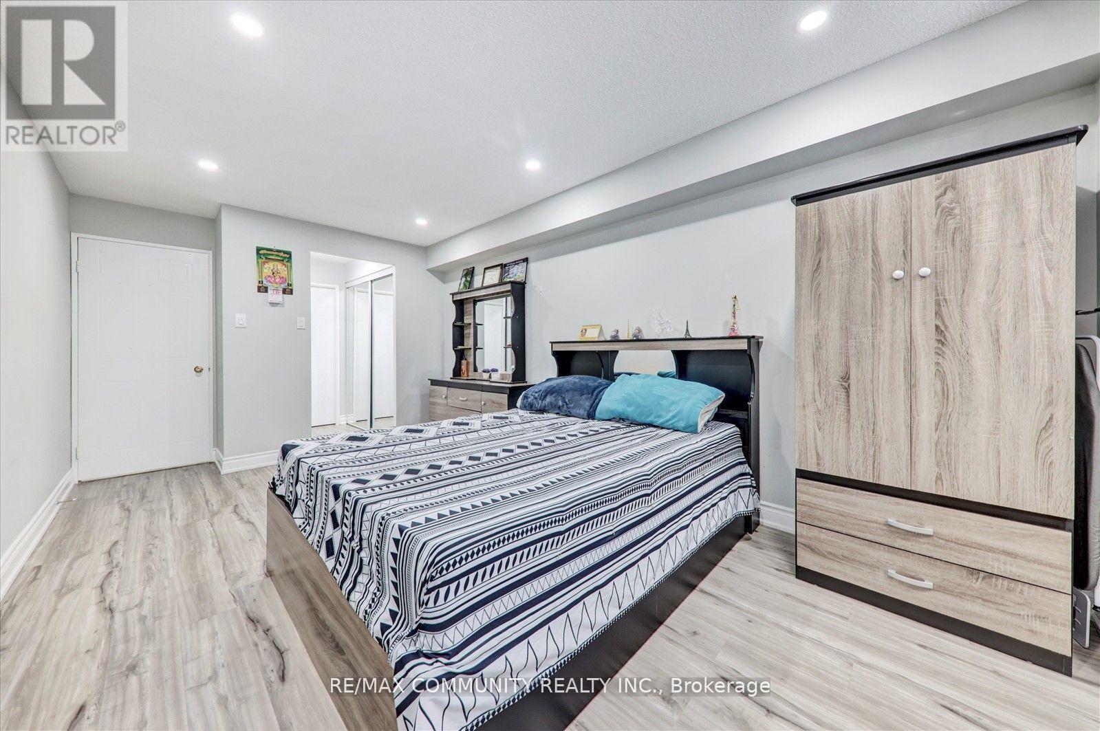 #PH11 430 MCLEVIN AVENUE - 18