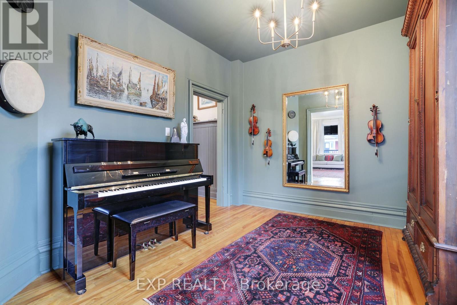 128 RENFREW AVENUE E - 11