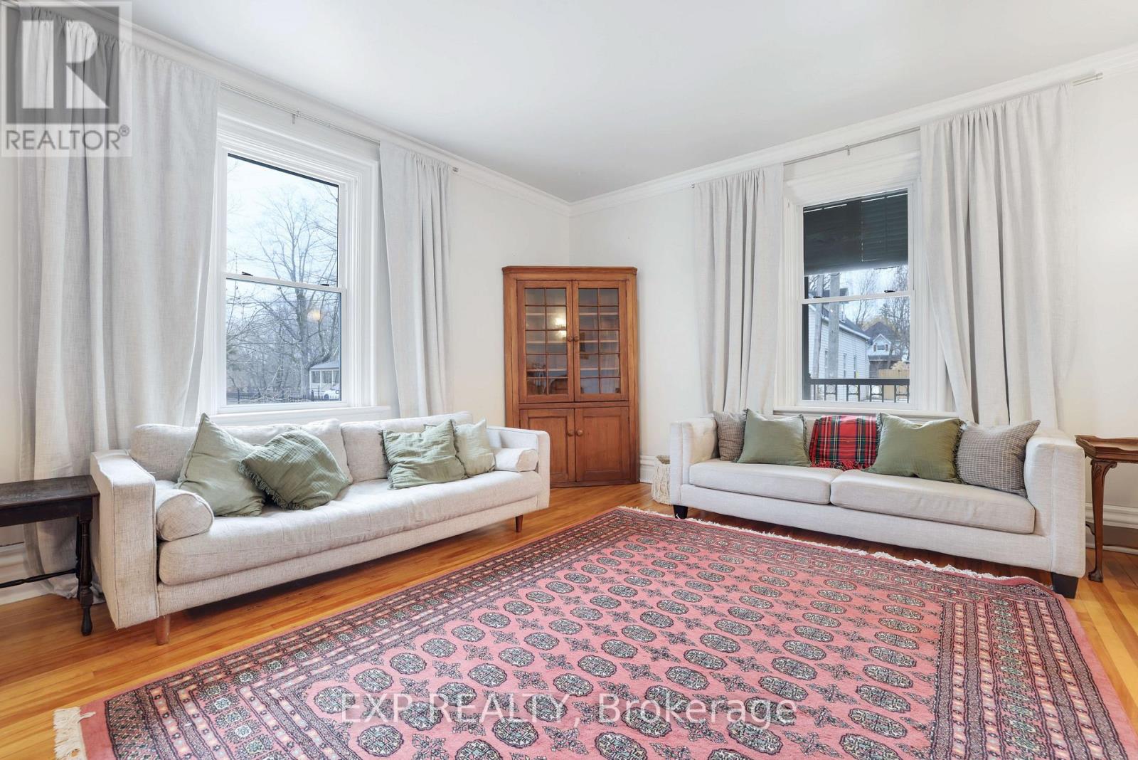 128 RENFREW AVENUE E - 9