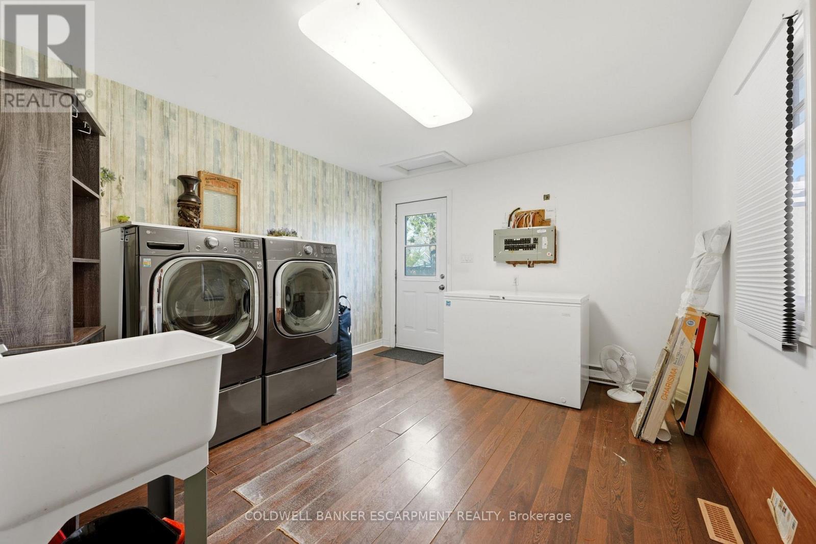 219 ARTHUR STREET - 21