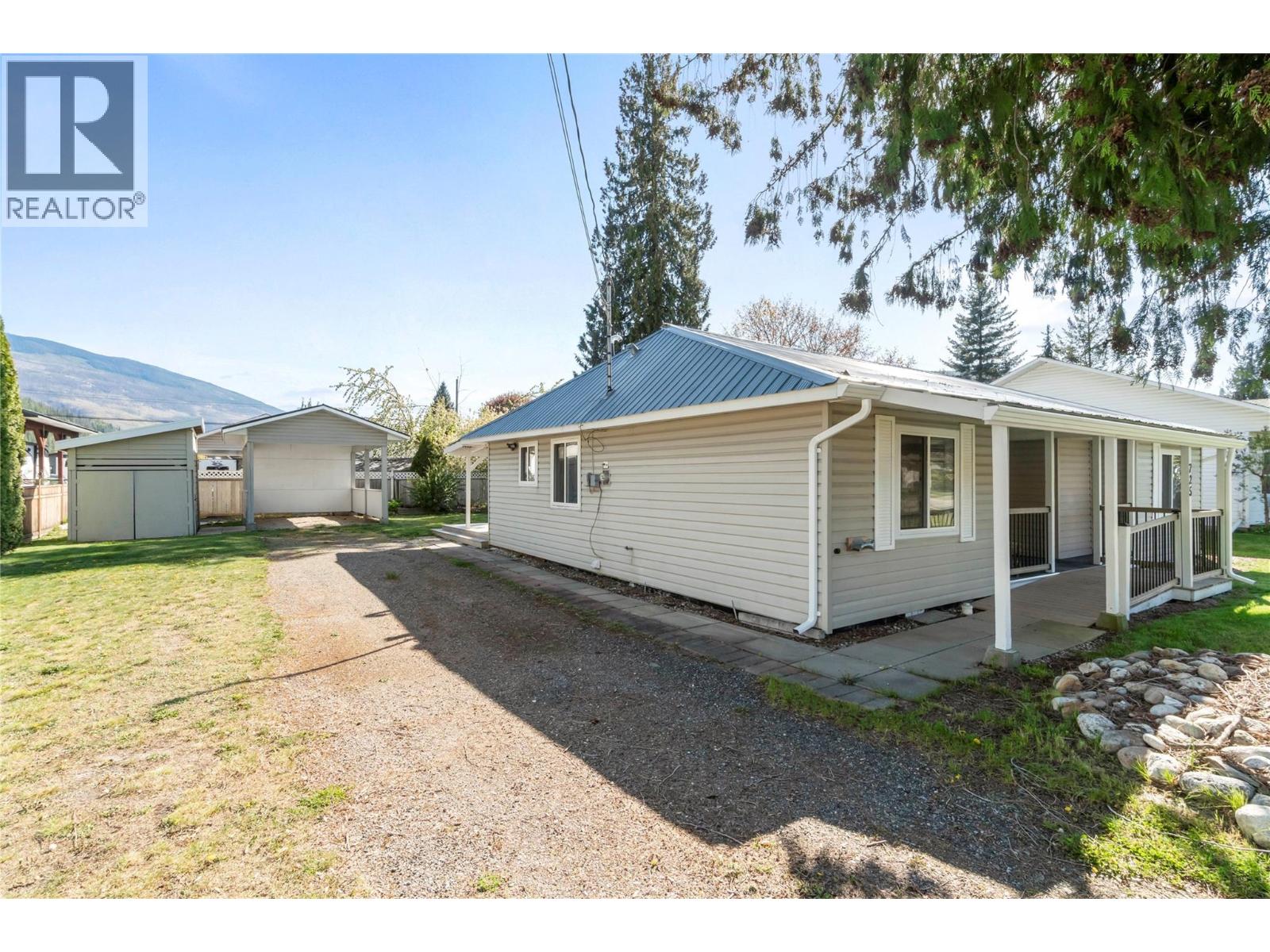  725 Conn Street, Sicamous
