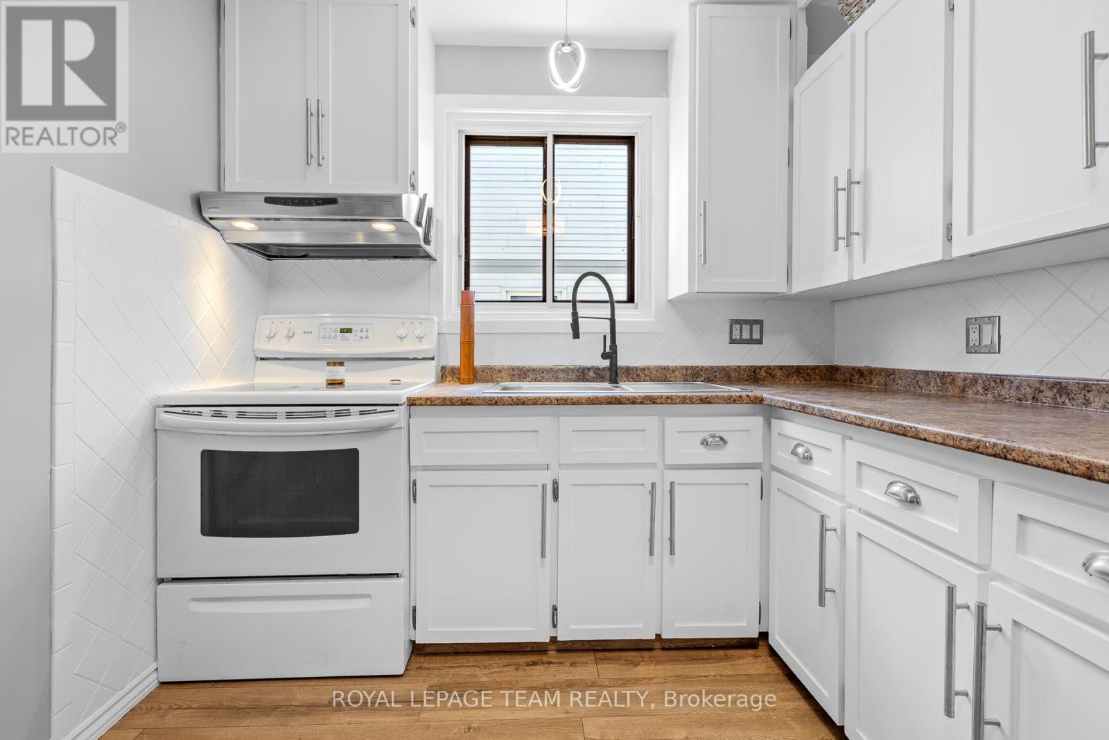 25 GRADY CRESCENT - 12