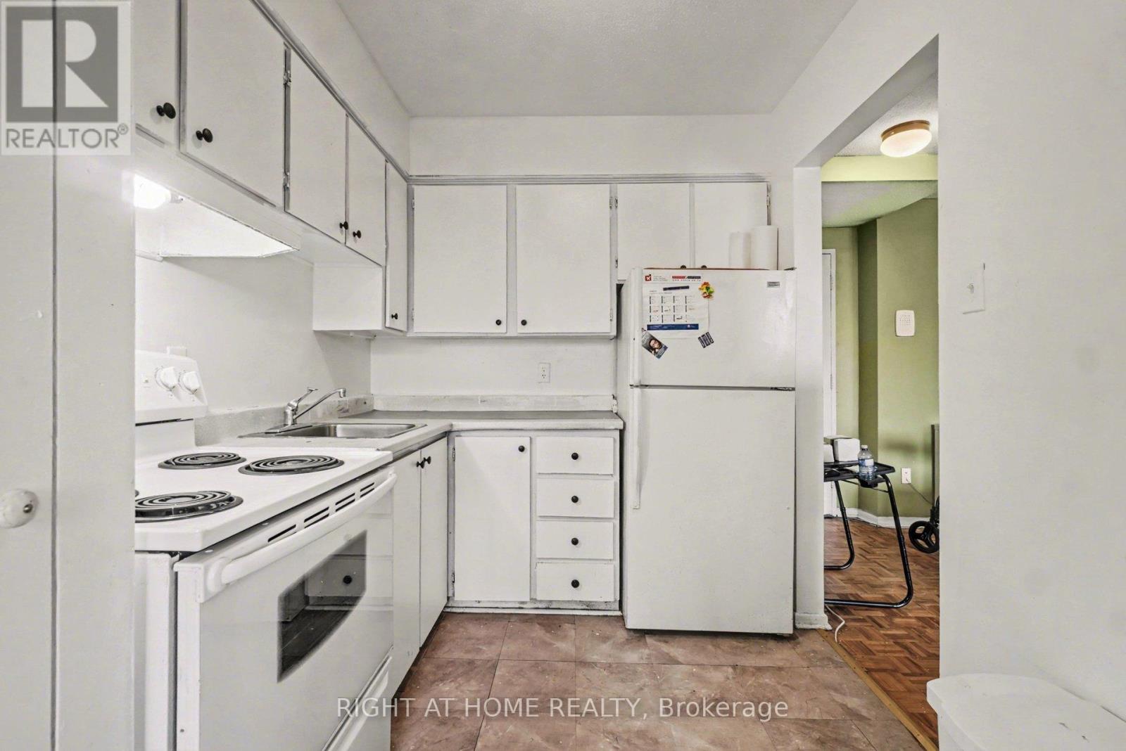 #305B 2044 ARROWSMITH DRIVE - 15