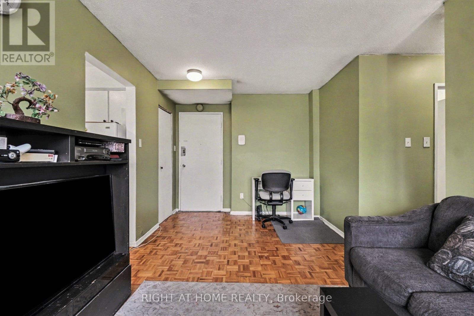 #305B 2044 ARROWSMITH DRIVE - 6