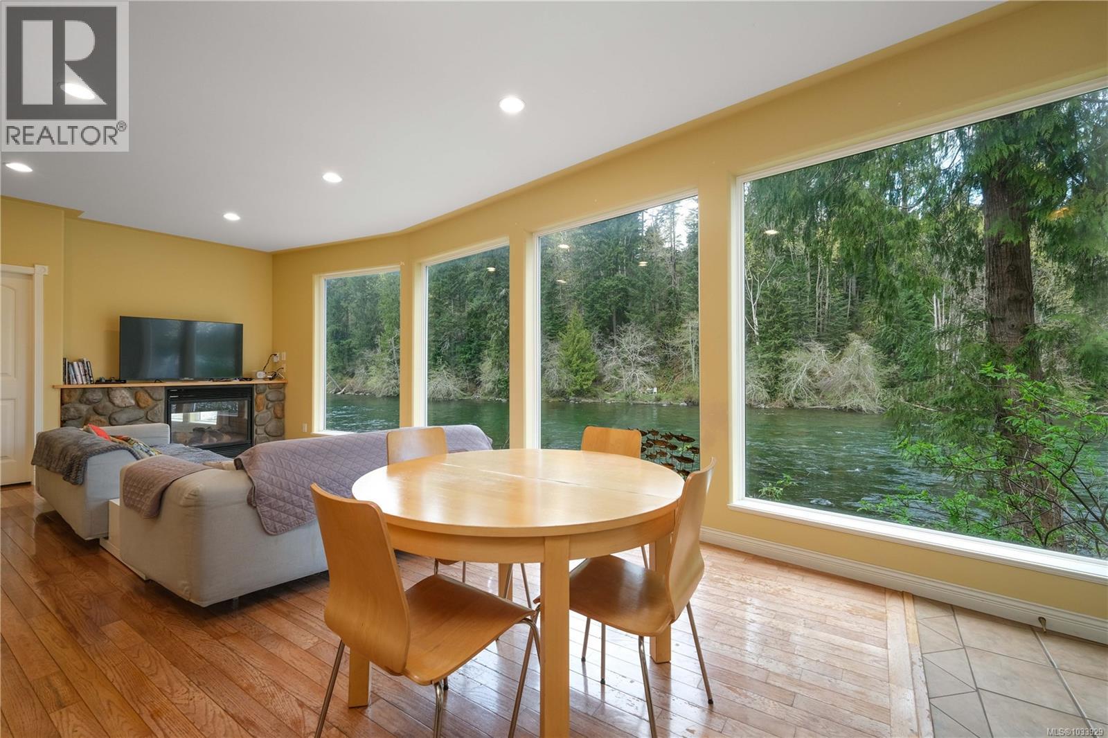 2420 Campbell River Rd - 13
