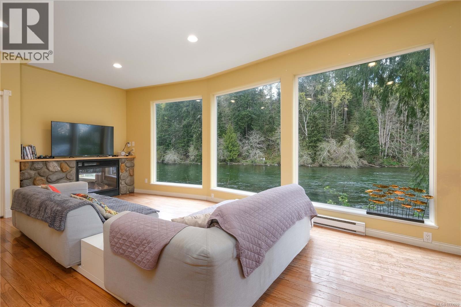 2420 Campbell River Rd - 14