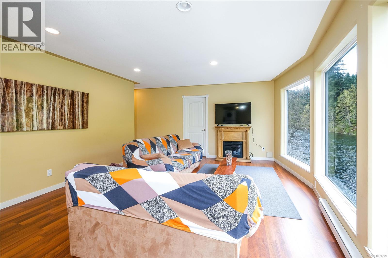 2420 Campbell River Rd - 21