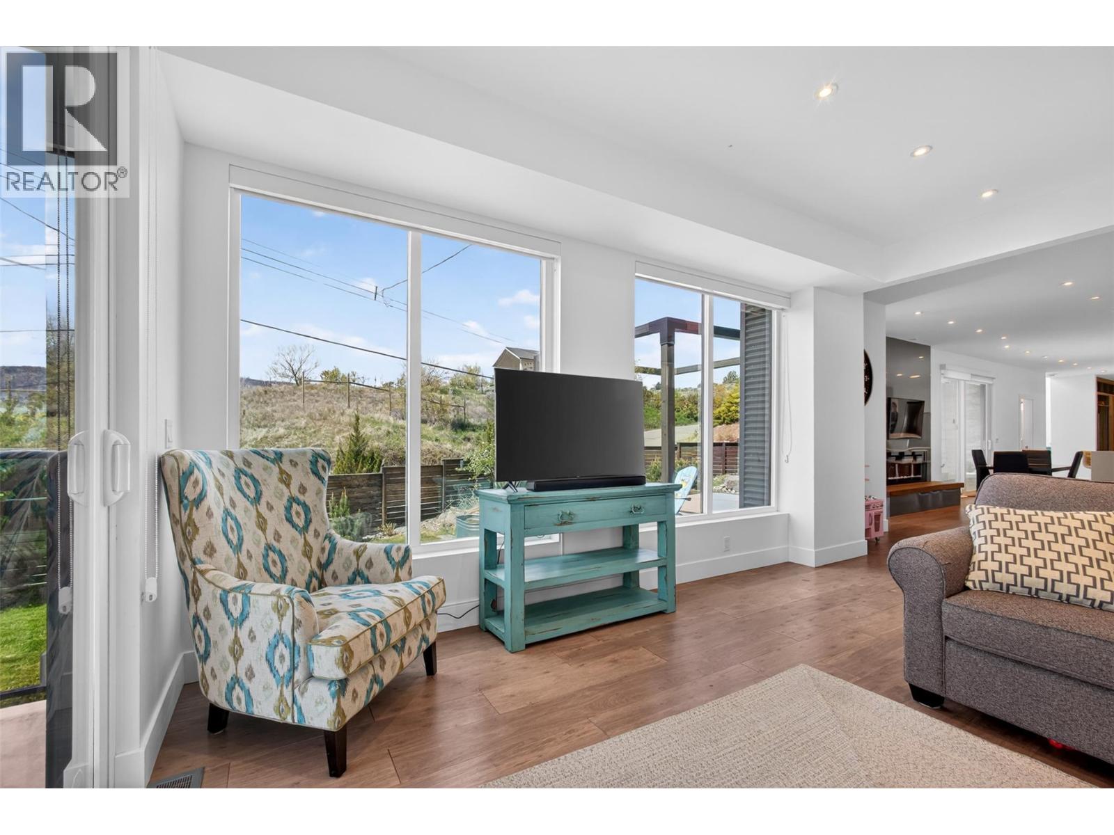 3859 Carrall Road - 19
