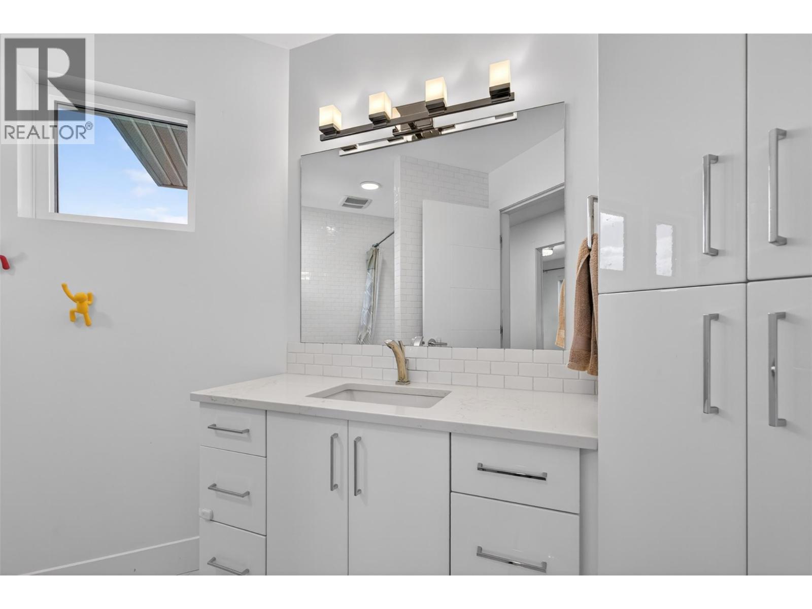 3859 Carrall Road - 40