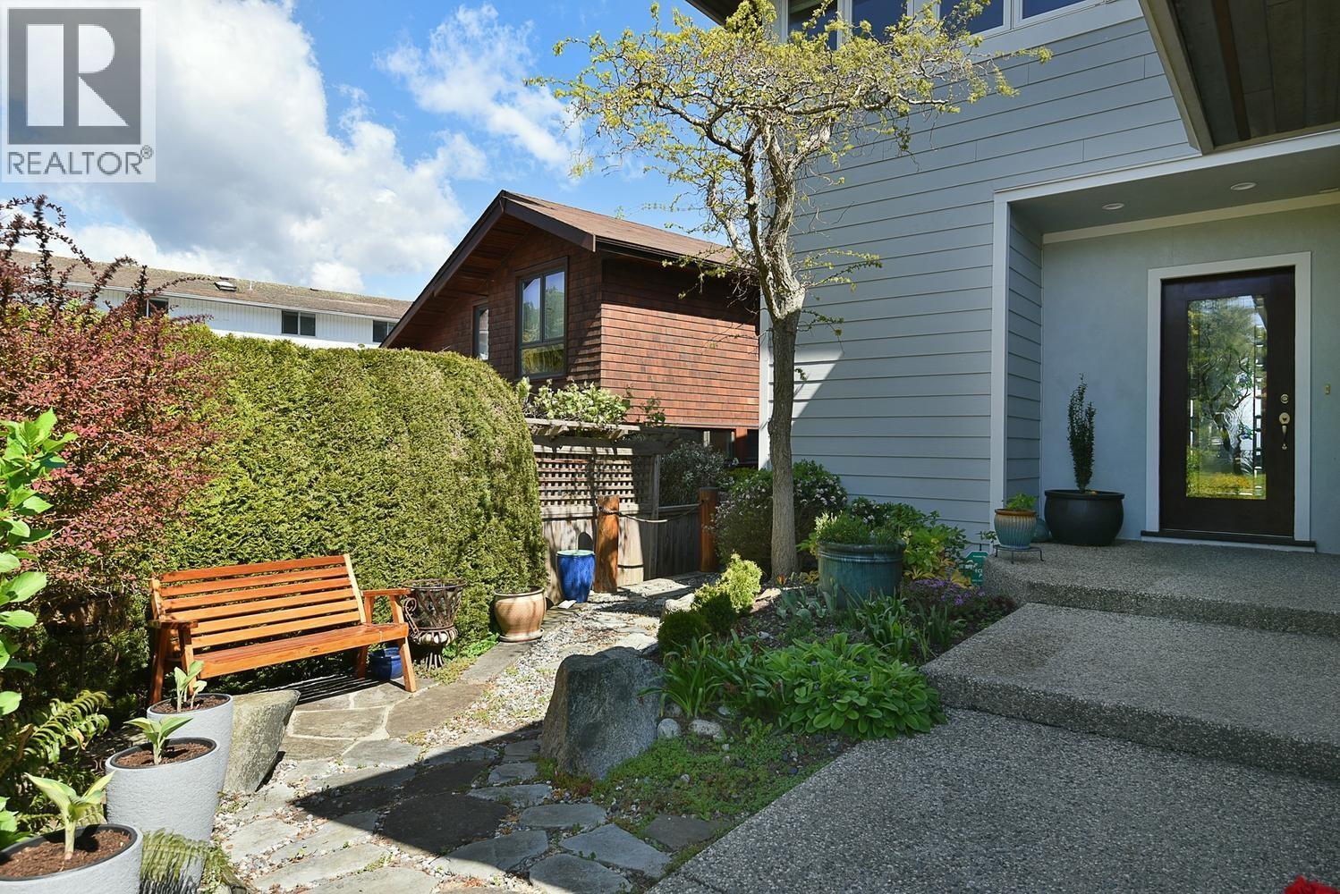 664 BAY ROAD, Gibsons