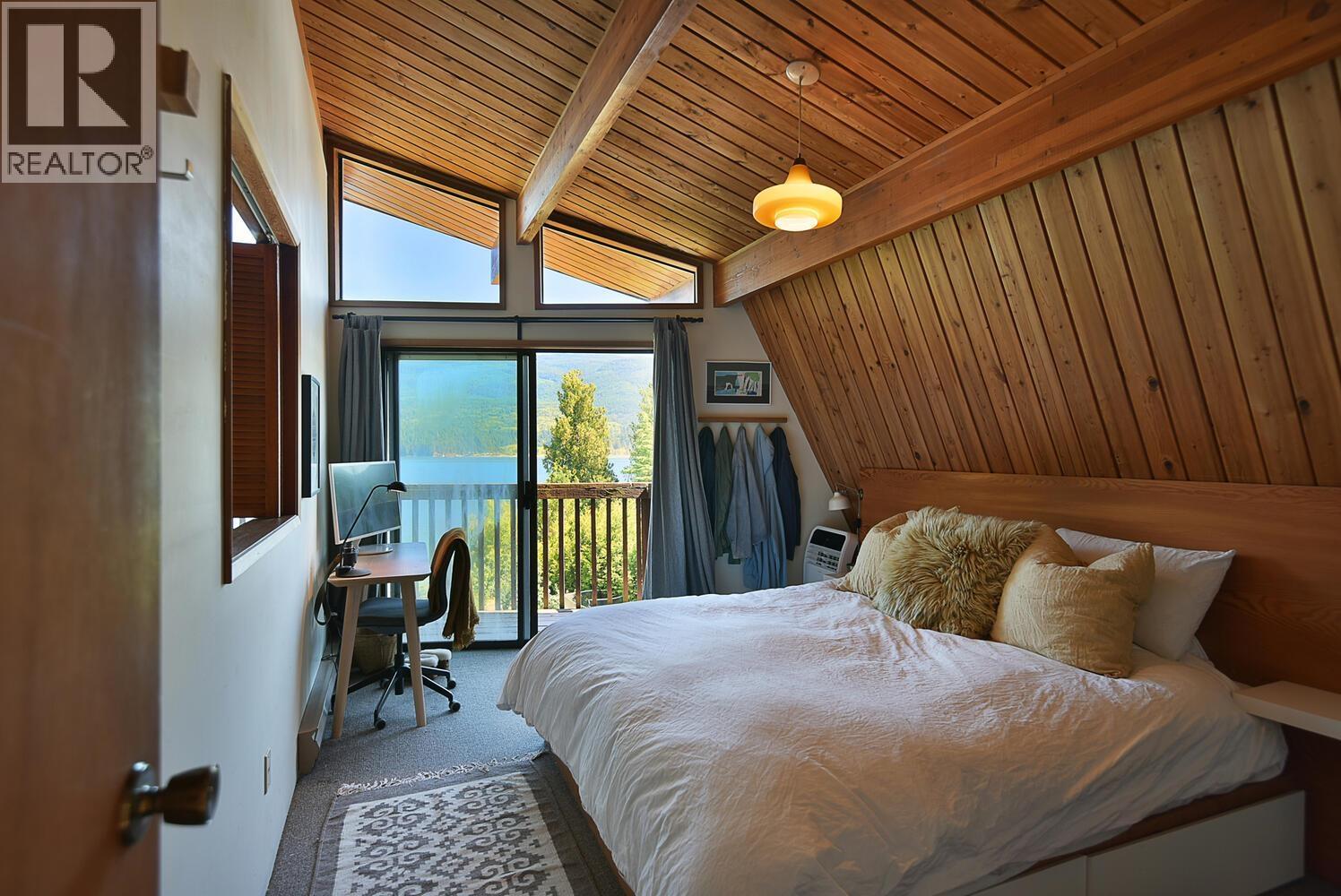 6318 N GALE AVENUE, Sechelt