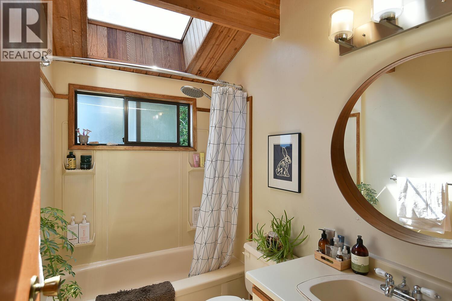 6318 N GALE AVENUE, Sechelt