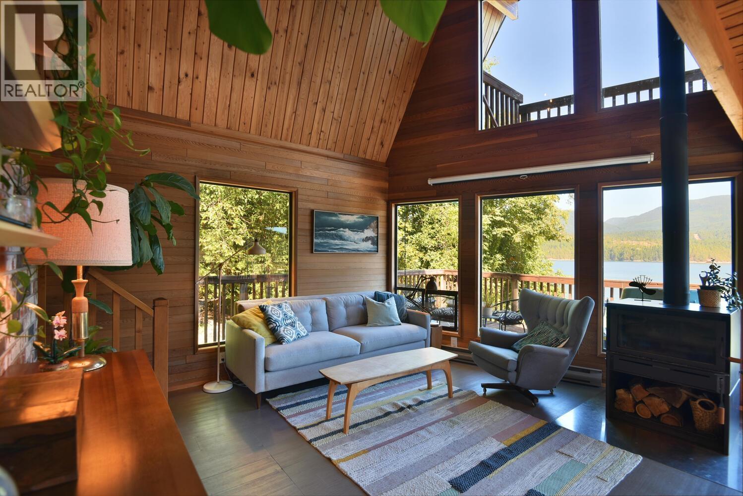 6318 N GALE AVENUE, Sechelt