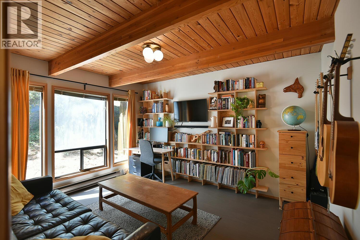 6318 N GALE AVENUE, Sechelt