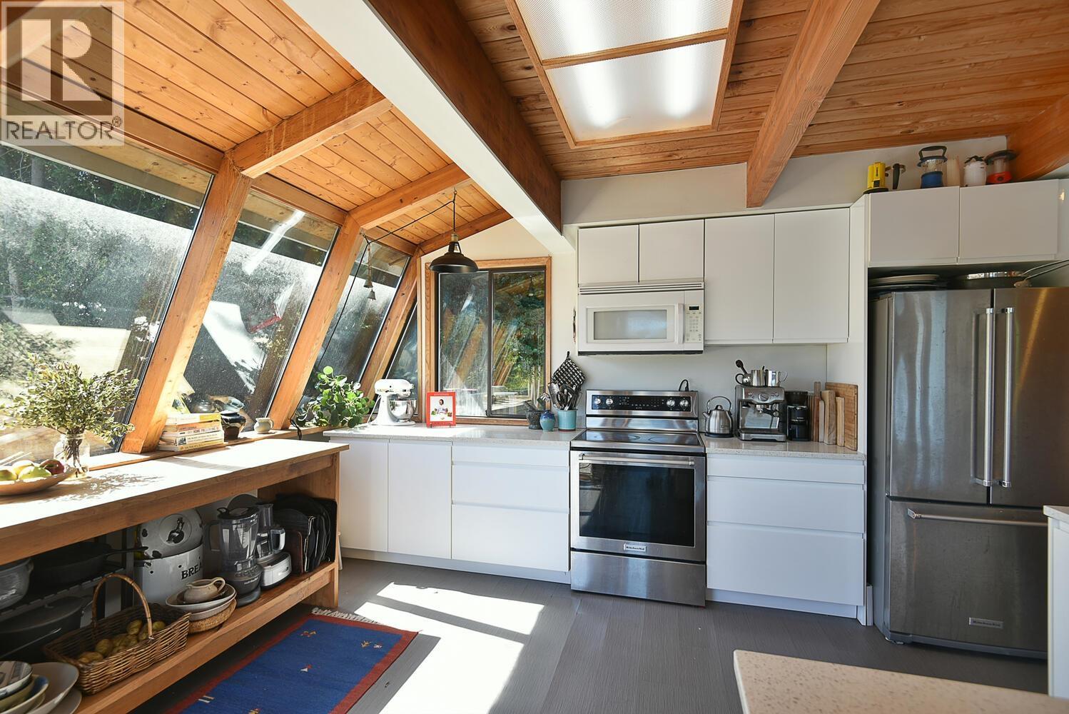 6318 N GALE AVENUE, Sechelt