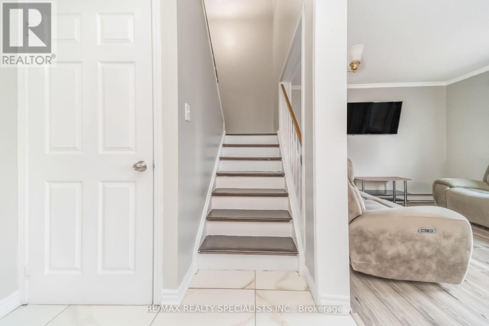 8 GRANTBROOK COURT - 12