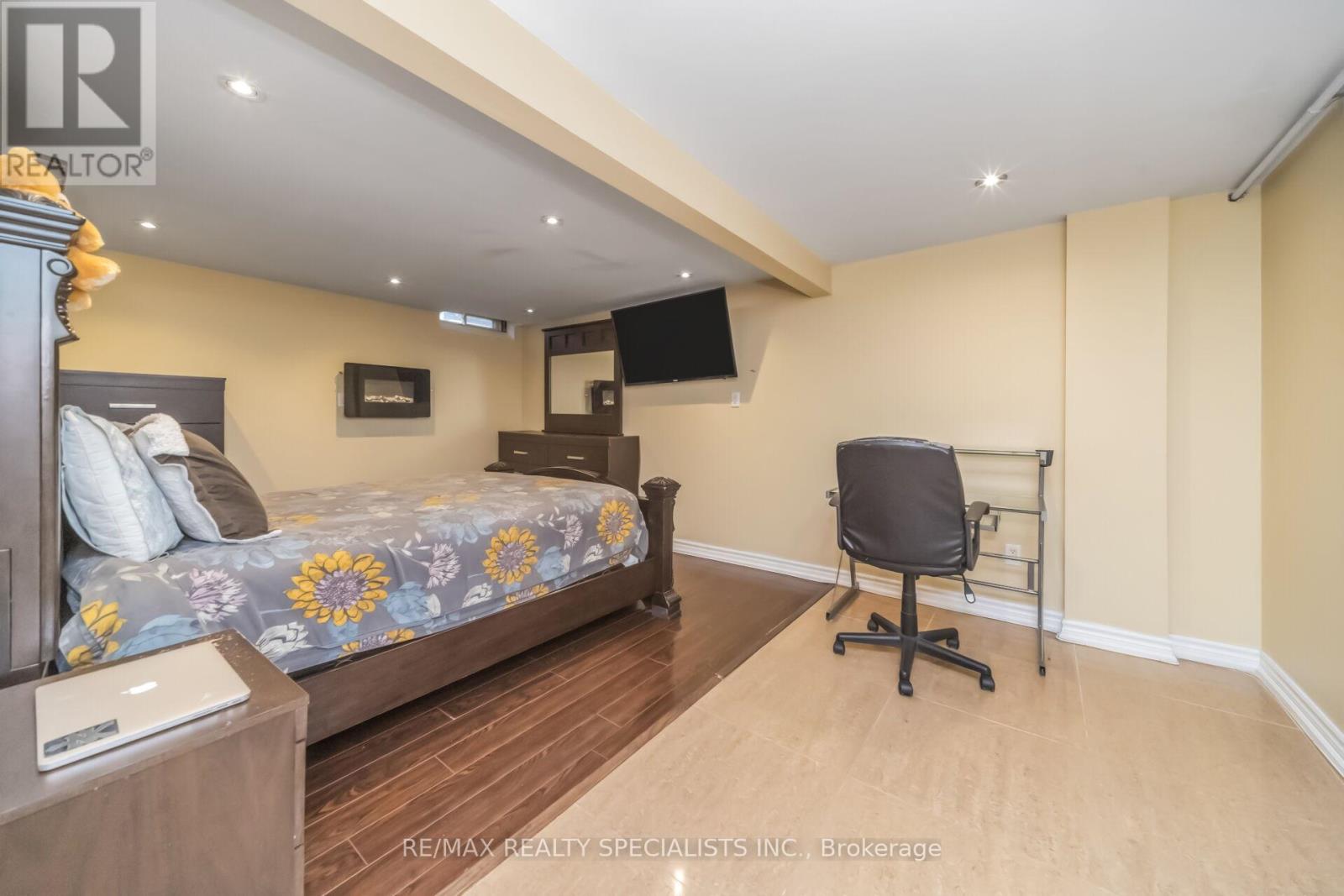 8 GRANTBROOK COURT - 22