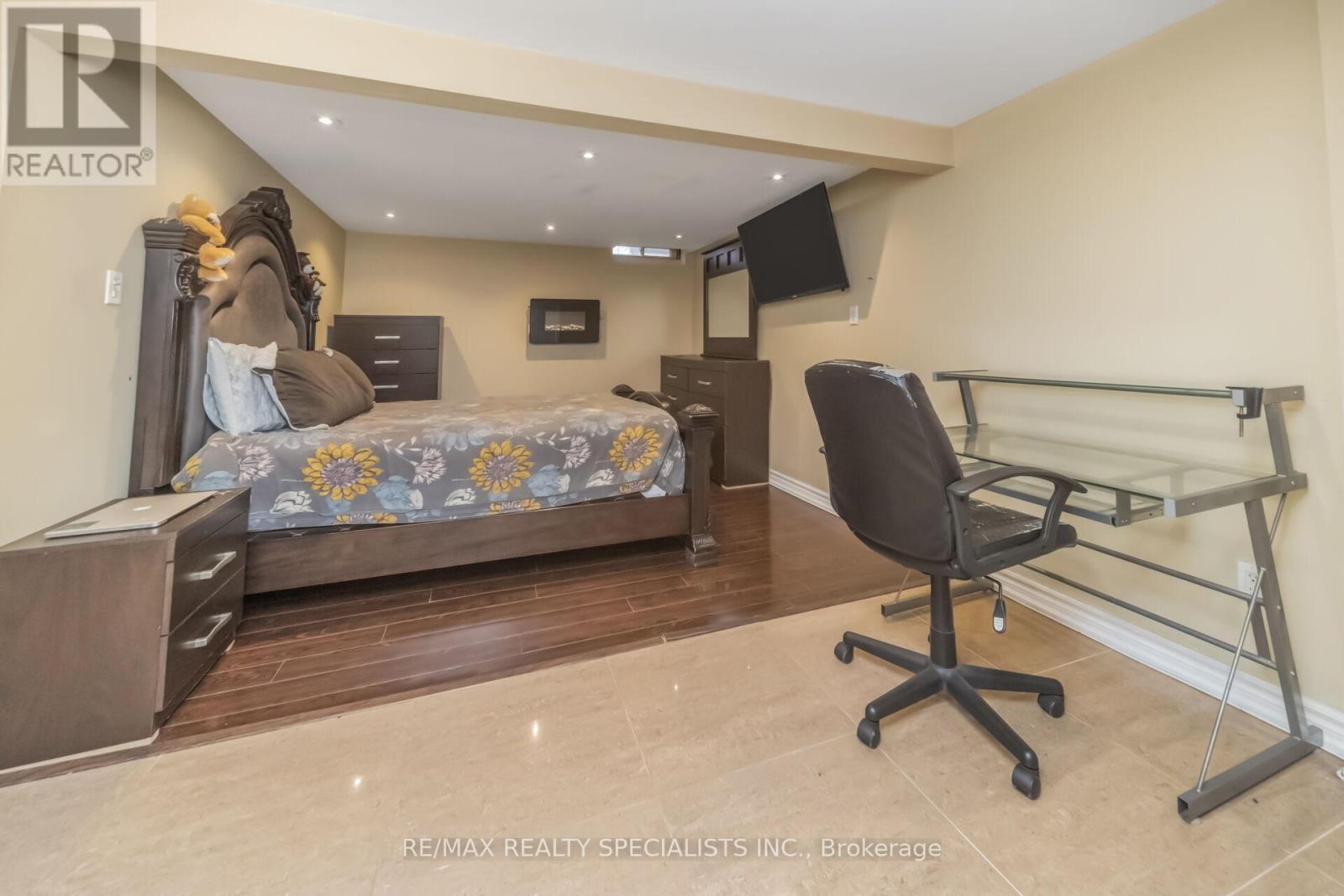 8 GRANTBROOK COURT - 23