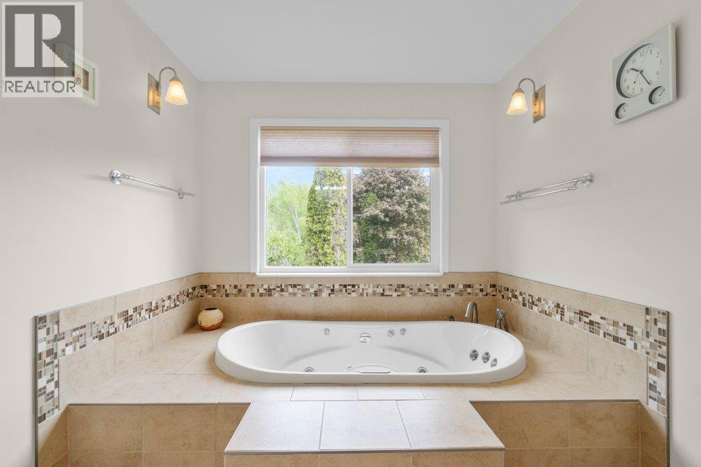 4501 44 Avenue NW, Salmon Arm