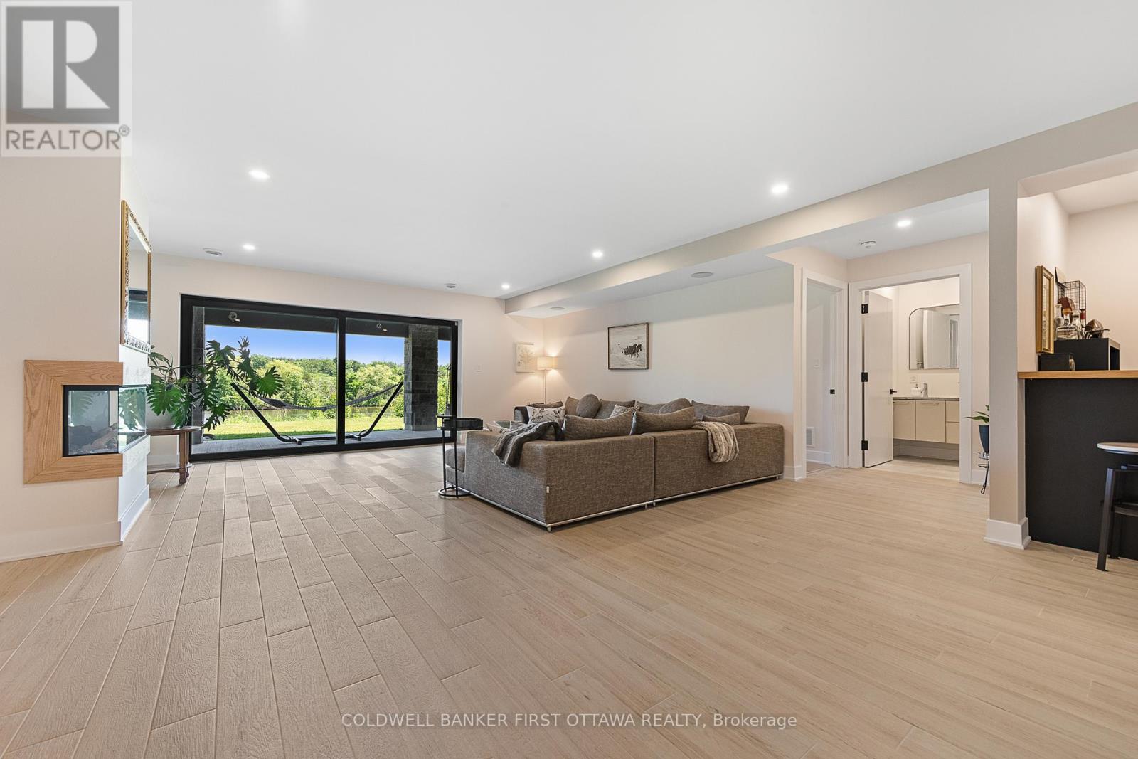 1981 PRINCE OF WALES DRIVE - 19