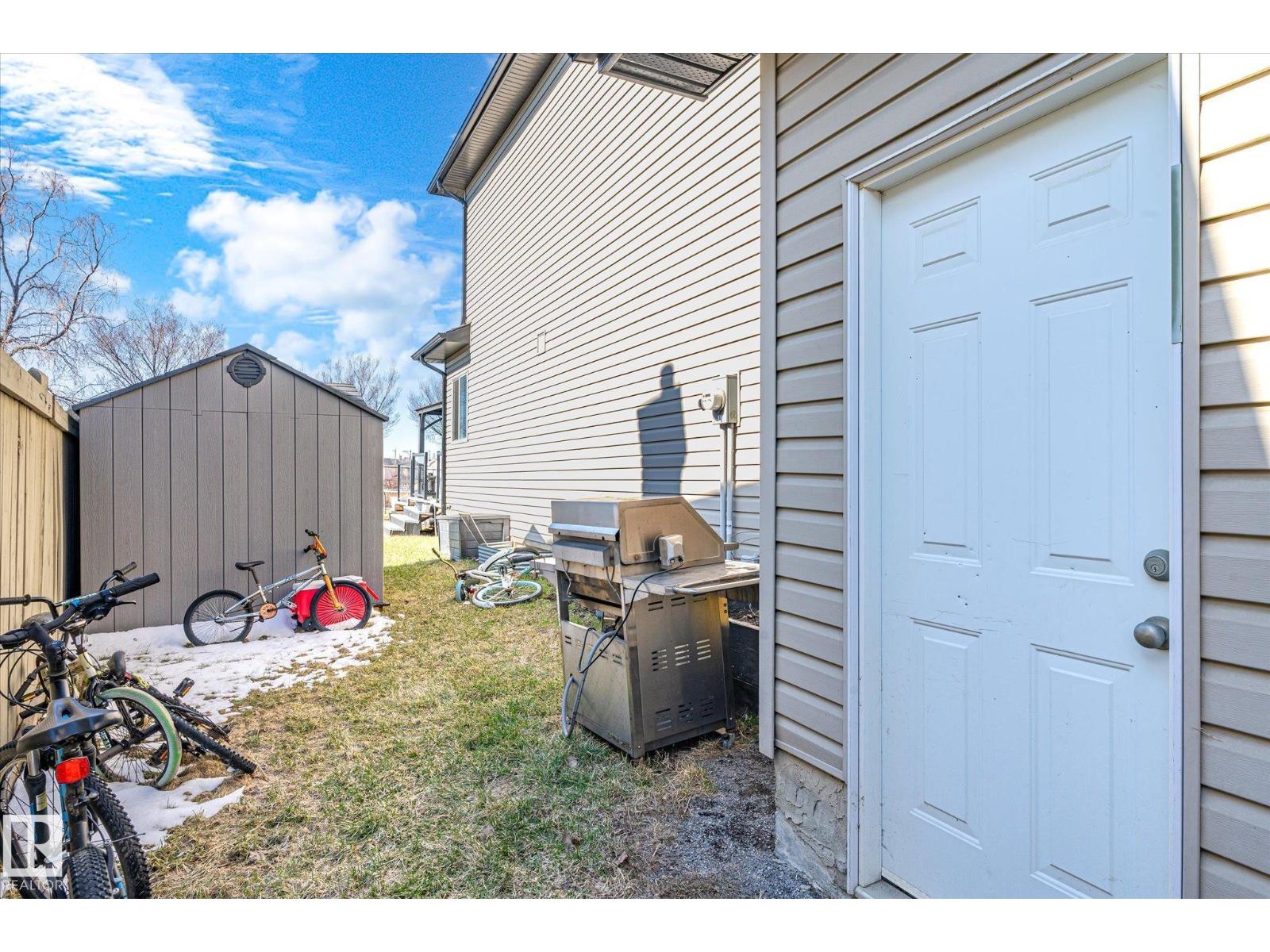 8027 3 AV SW, Edmonton