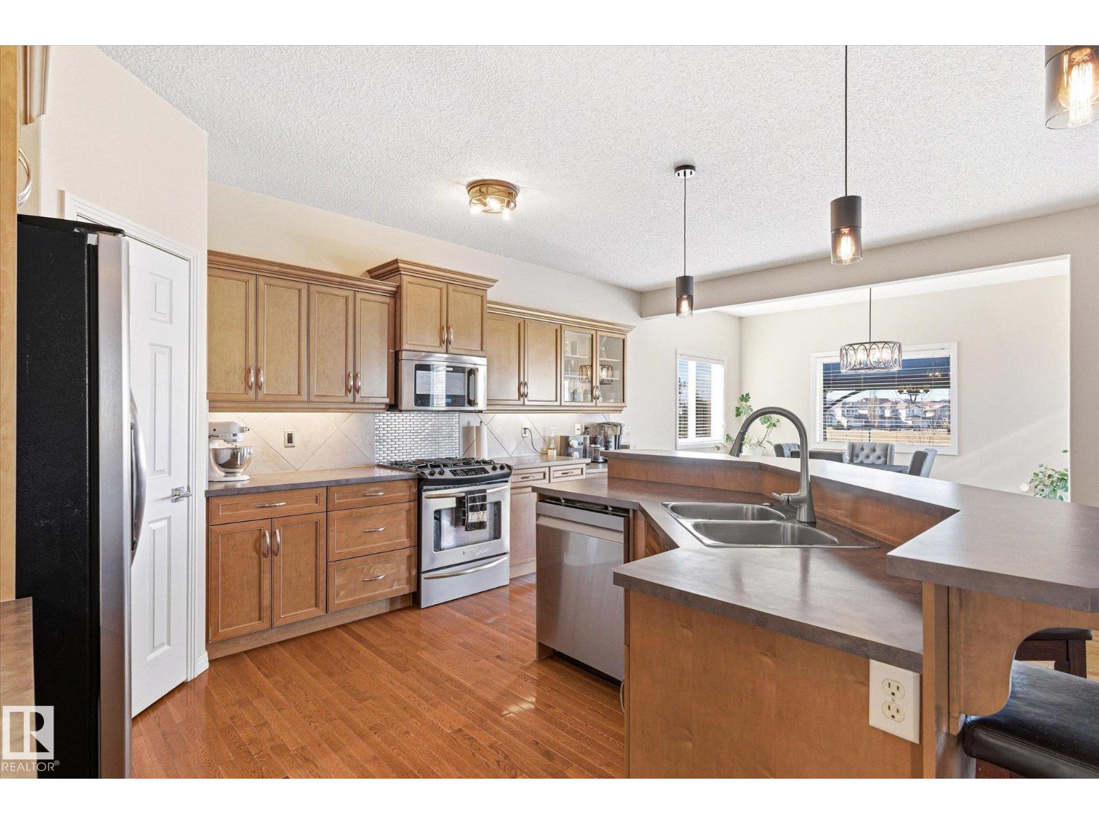 8027 3 AV SW, Edmonton