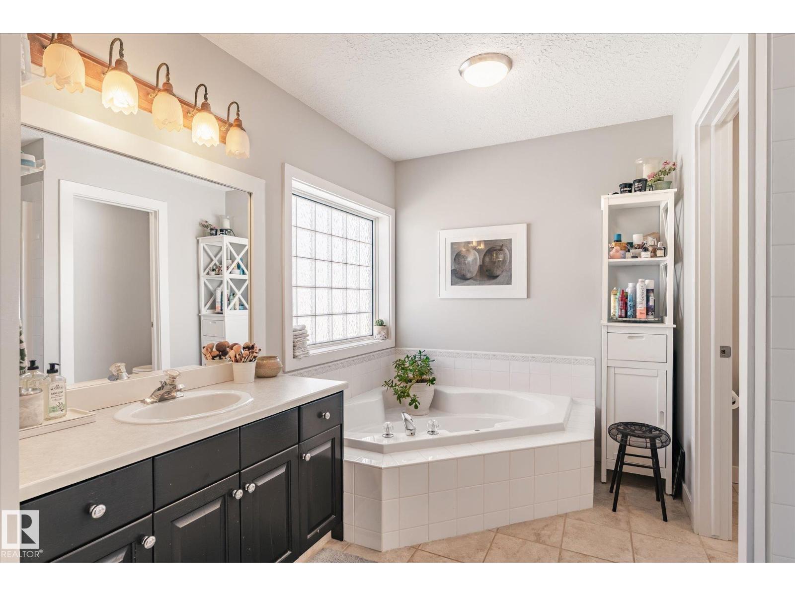 40 DUNFIELD CR, St. Albert