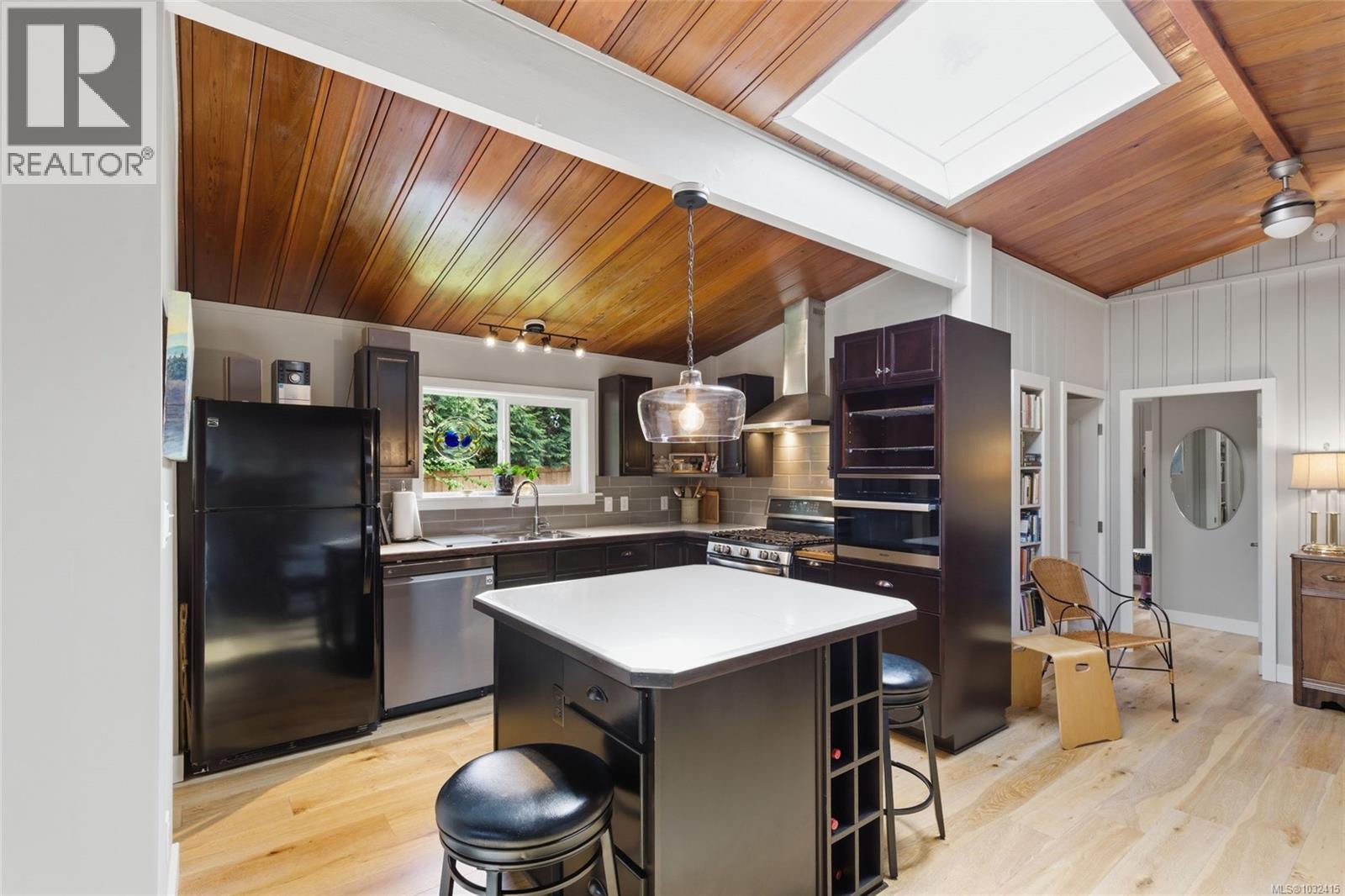 1691 Acacia Rd, Nanoose Bay