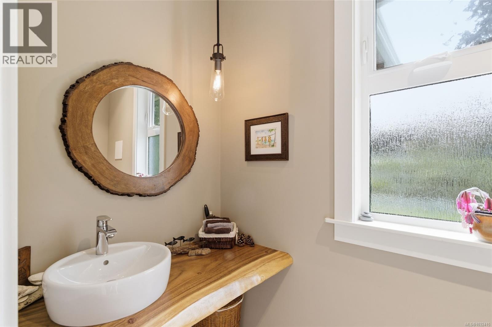 1691 Acacia Rd, Nanoose Bay