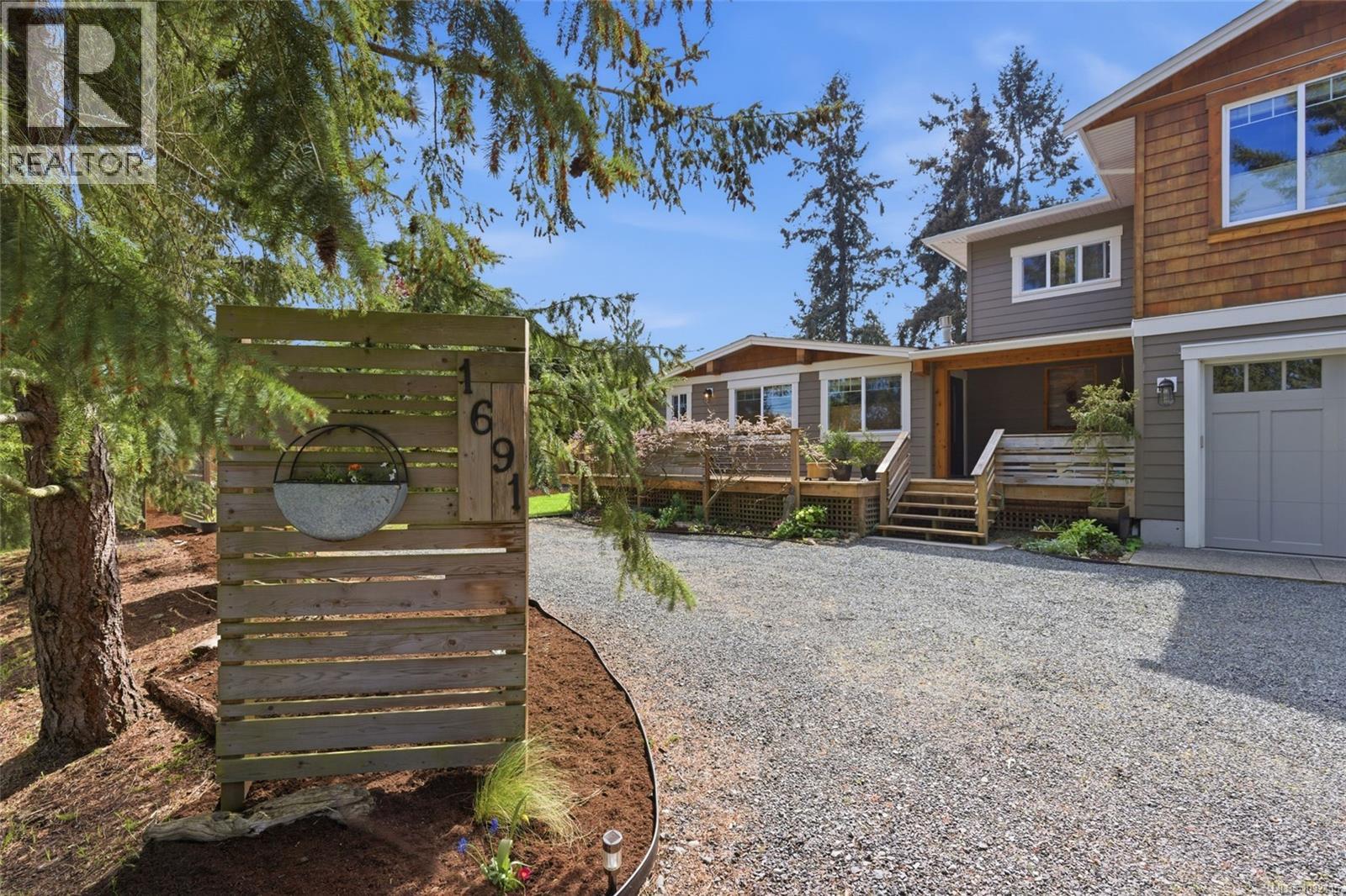 1691 Acacia Rd, Nanoose Bay